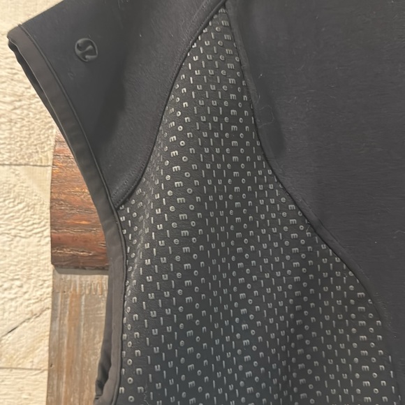 Great condition lululemon Mixed Fabric Cropped Jacket and Shorts set. - Picture 5 of 7